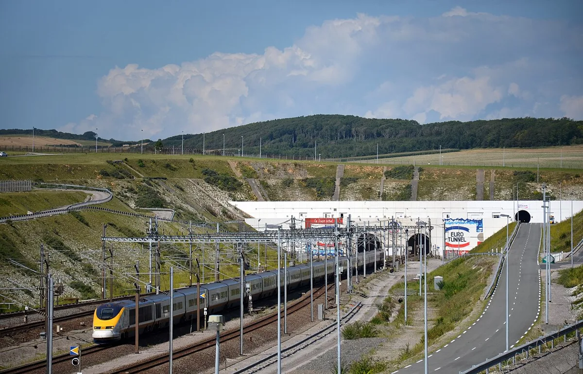 en.wikipedia.org Le tunnel transporte des camions depuis 1994